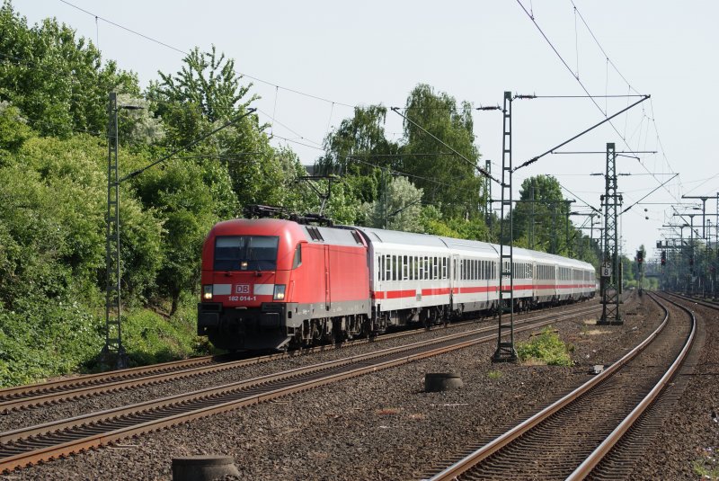 182 014-1 mit einem IC in Dsseldorf Unterrath am 24.05.2009