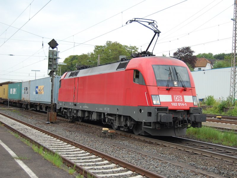 182 014-1 Taurus am 14.05.2009 bei Durchfahrt im Bahnhof Kreiensen