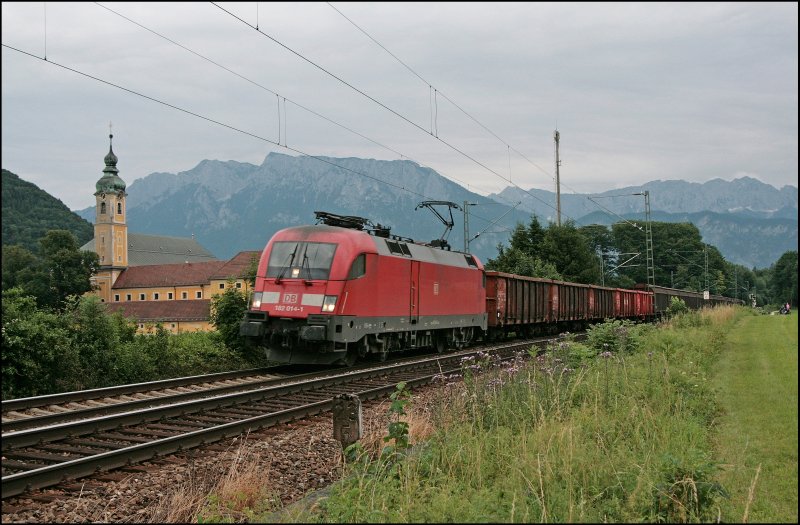 182 014 (9181 182 014-1 D-DB) bringt den 44114(?) vom Brenner nach Mnchen Nord. Aufgenommen am Abend des 04.07.2008 beim Kloster Raisach.

