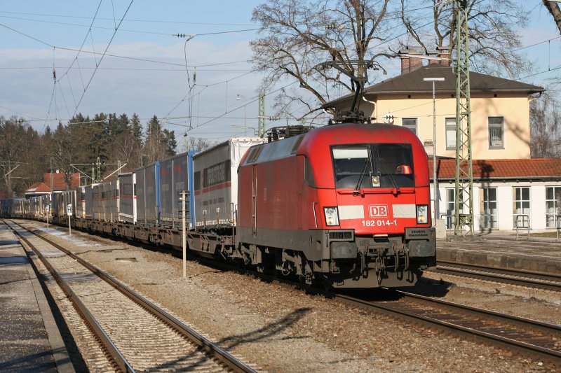 182 014 mit einem KLV Zug am 17.01.2009 in Aling.