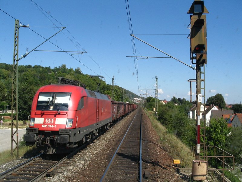 182 014 verlt mit ihrem Gterzug den Bahnhof Treuchtlingen in Richtung Augsburg. Die Aufnahme wurde von einem Gegenzug gemacht, welcher am Einfahrsignal warten mute, bis die fr ihn vorgesehene Fahrstrae frei wurde. Im August 2007