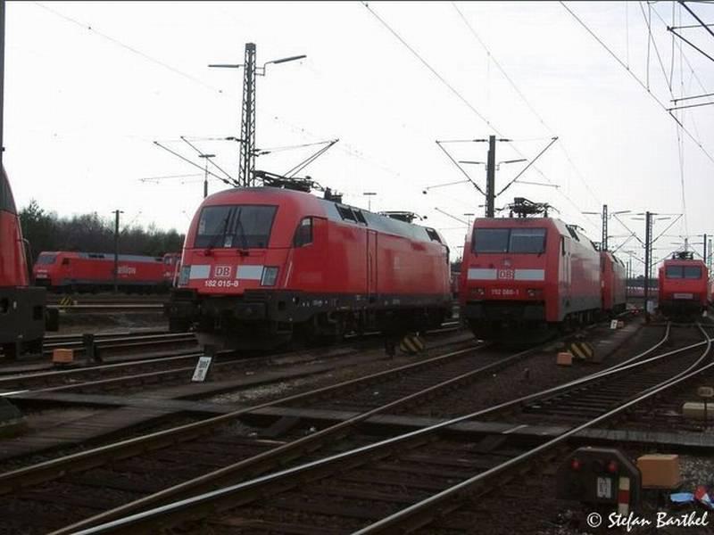 182 015-8 und 152 088-1 stehen in Maschen auf dre Lokinsel neben anderen DB, BB und DSB Maschinen.