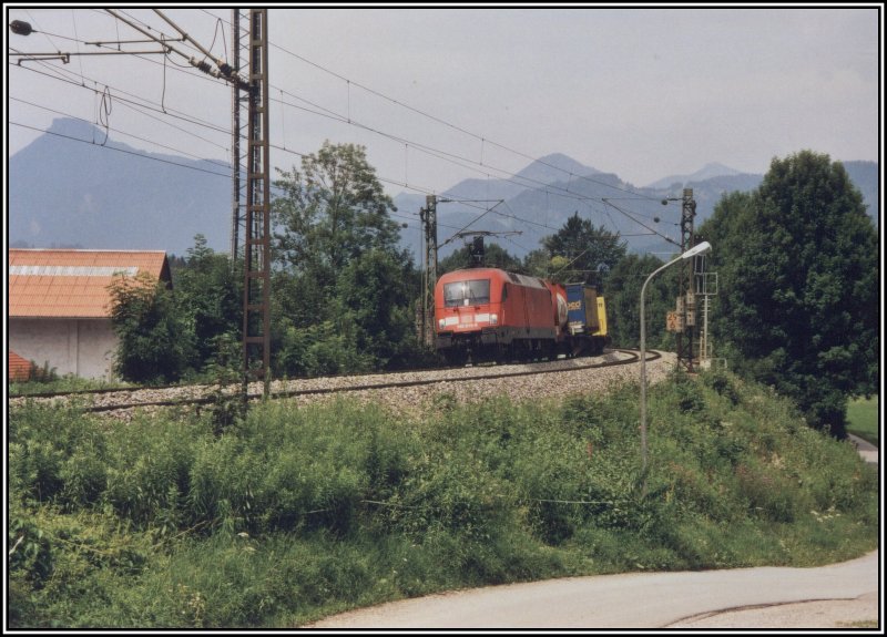 182 015 bringt im Sommer 2005 einen Kombizug von Mnchen zum Brenner. Aufgenommen vor Kiefersfelden.