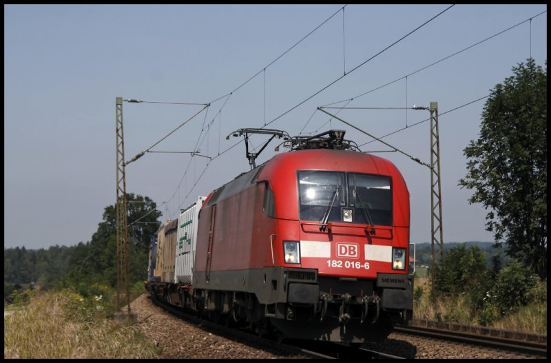 182 016 (9180 6182 016-6 D-DB) hat einen langen KLV-Zug am Haken und ist auf dem Weg zum Brenner. (01.08.2009)
