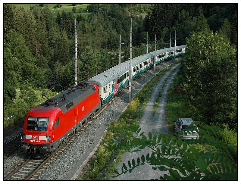 182 016 als Schiebelok des EC 85 „Michelangelo“ (Mnchen – Rom) am 26.7.2007 kurz vor Matrei auf der Brenner Nordrampe.