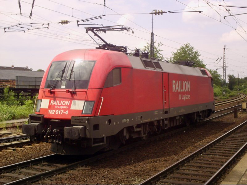 182 017-4 rangiert am 20.05.08 in Mainz-Bischofsheim. 
