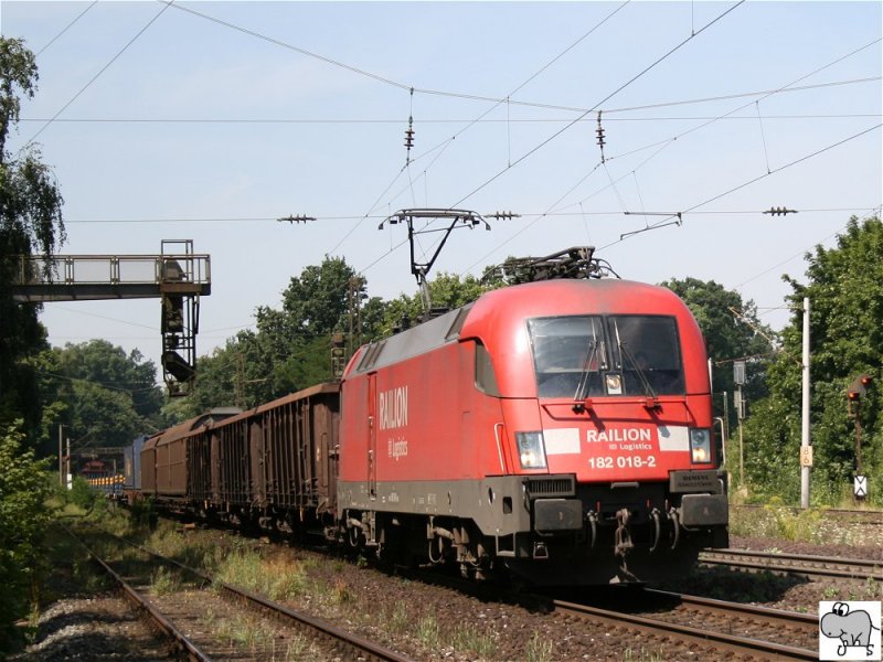 182 018-2 zieht am 30. Juni 2008 einen aus Richtung Wrzburg kommenden gemischten Gterzug. Die Aufnahme entstand kurz vor dem Bahnhof Frth / Bayern.