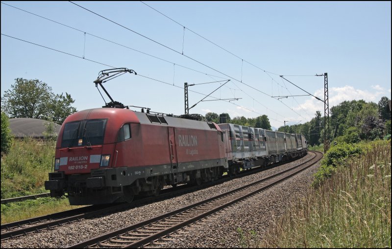 182 018 (9180 6 182 018-2 D-DB) legt sich mit dem TEC 42176 Verona Q.E. - Bremen Grolland bei Vogl in die Kurve. Der Zug war nur mit Terratrans und Paneuropa Wechselbrcken/Aufliegern beladen. (10.07.2008)
