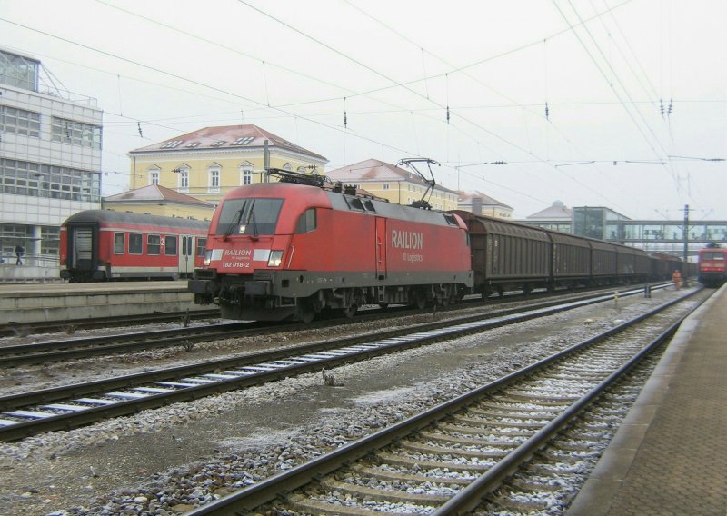 182 018 rollt mit einem Gterzug am 21.12.2007 durch den Bahnhof Regensburg.