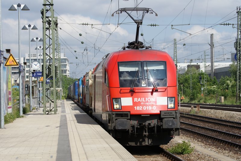 182 019-0 mit Containerzug in Mnchen Heimeranplatz am 30.05.09