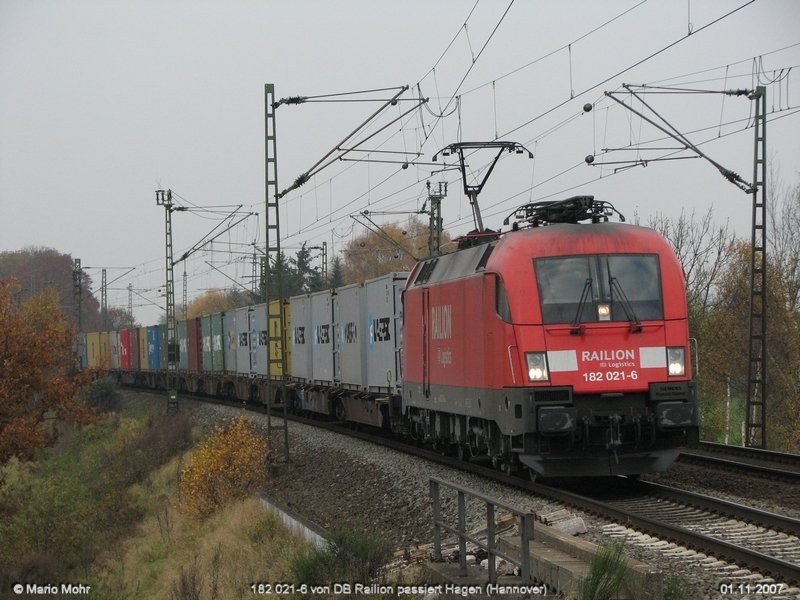 182 021-6 von DB Railion passiert am 1.11.07 mit einem Container Zug Hagen (Hannover).
