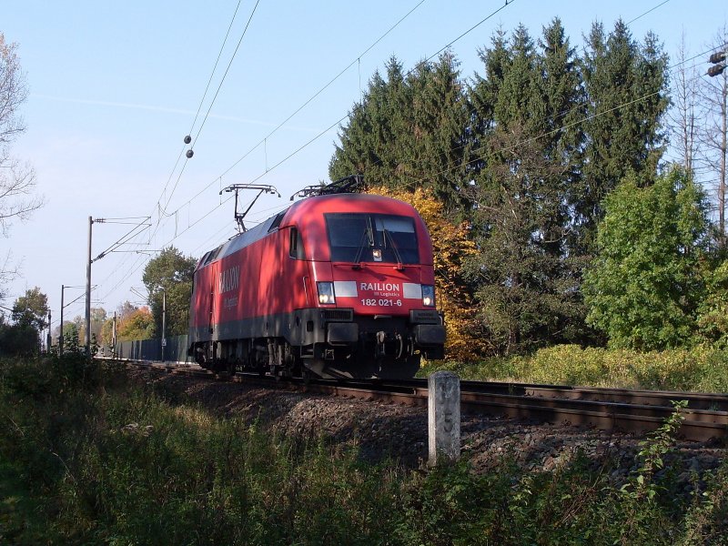 182 021-6 Hhe Peine am 13.10.2008. Sie wird einen Stahlzug
aus dem Peiner Trgerwerk abholen.