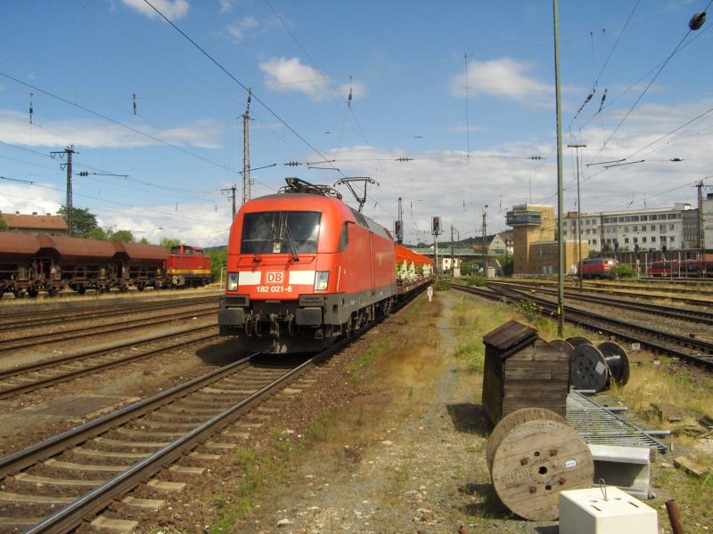 182 021-8 mit Gterzug durch Aschaffenburg Hbf am 08.07.2005