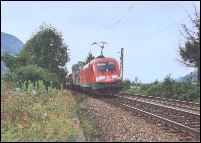 182 021 bringt einen KLV-Zug nach Kufstein. Aufgenommen beim Kloster Raisach im Sommer 2005.