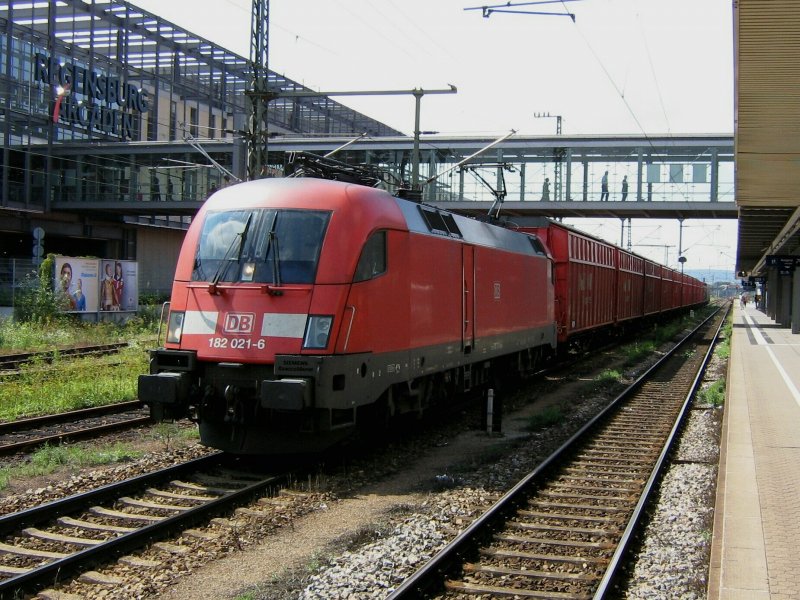 182 021 mit einem Gterzug am 21.8.2007 in Regensburg.