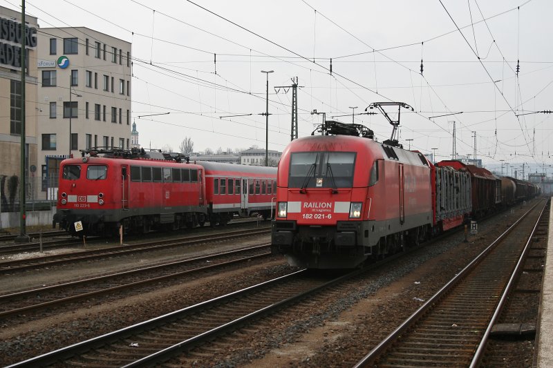182 021 mit einem Gterzug und die abgestellte 110 223 am 14.03.2009 in Regensburg.
