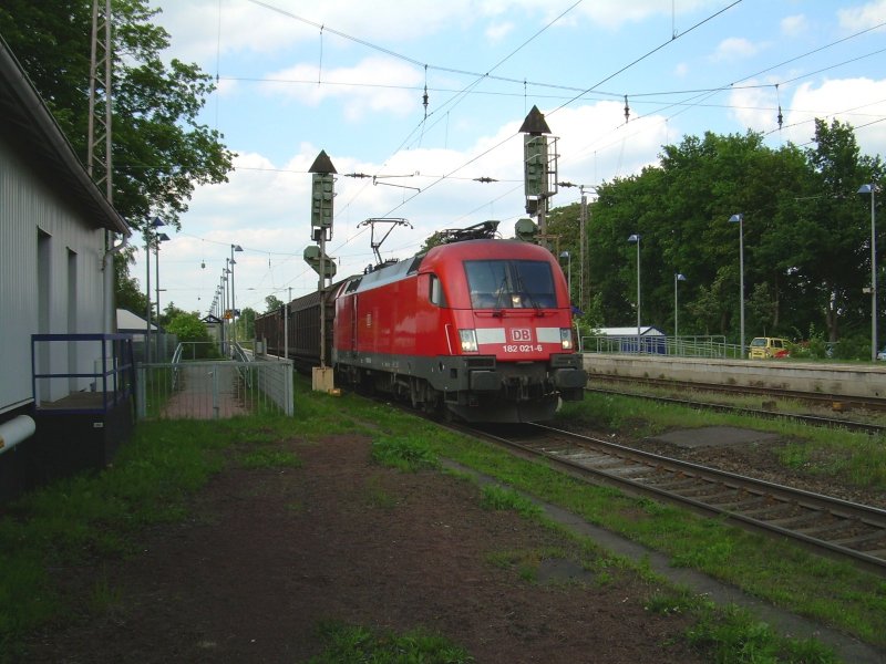 182 021 mit der bergabe 53796 in Drverden Richtung Seelze am 30.5.2007