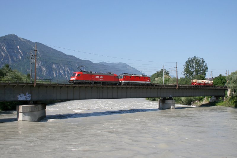 182 022 + 1144 210 mit einem KLV Zug auf der Innbrcke bei Brixlegg. 23.05.2009.