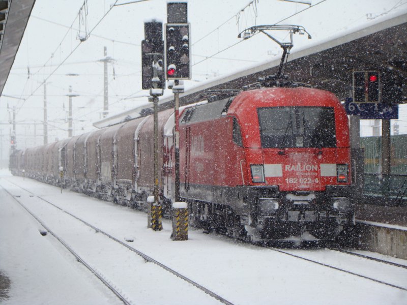 182 022-4 wartet auf freie Ausfahrt in Hbf.Wrgl.25.03.2008