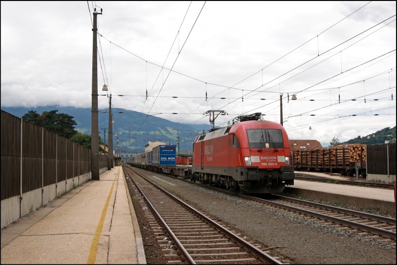 182 022 (9180 6 182 022-4 D-DB) durchfhrt mit dem  Paneuropa-Terratrans-Express  den Bahnhof Schwaz Richtung Norden. (04.07.2008)
