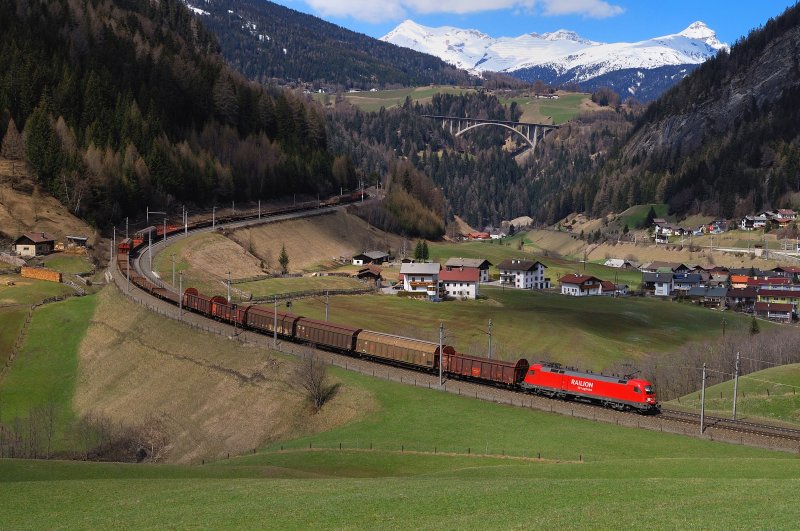 182 022 mit einem Gterzug in St. Jodok (20.04.2008)
