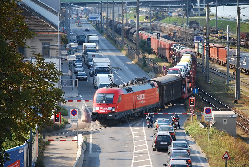 182 022 samt gemischtem Gterzug bei der Ausfahrt aus dem Wiener Donaukaibahnhof (27.8.2008)
