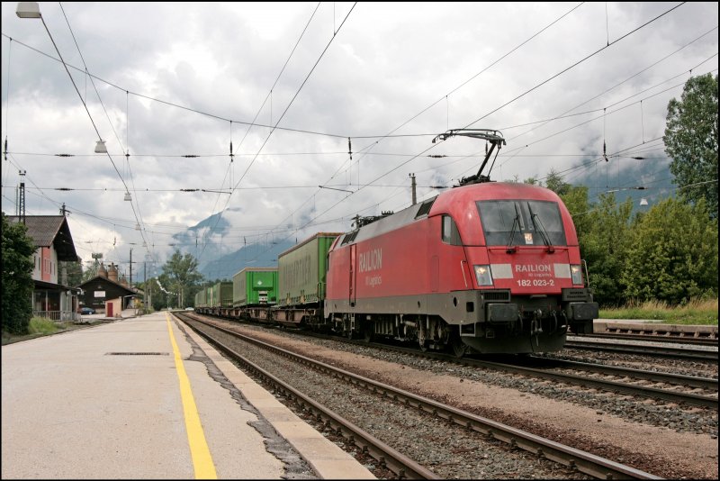 182 023 (9180 182 023-2 D-DB) bringt einen Hangartnerzug vom Brenner in Richtung Mnchen. (08.07.2008)
