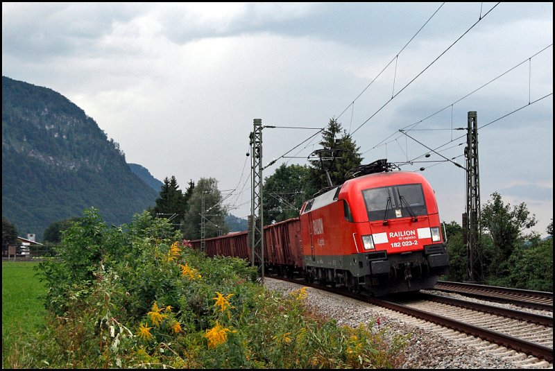 182 023 (9180 6182 023-2 D-DB) bringt einen Gterzug von Mnchen nach Kufstein. (02.08.2009)
