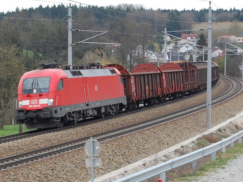 182 024 ist am 05.04.2008 mit einem
Gterzug in der Ortschaft Katzbach 
durchgefahren.