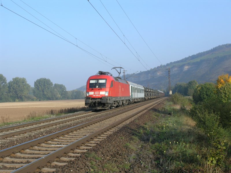 182 024 zieht ein Panzerzug kurz vor Thngersheim.27.09.08