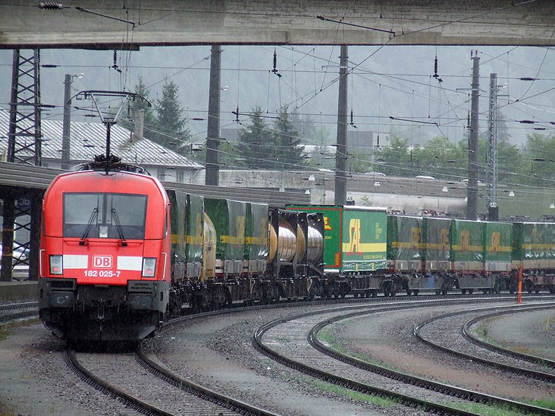 182 025-7 am 03.08.06 in Kufstein.