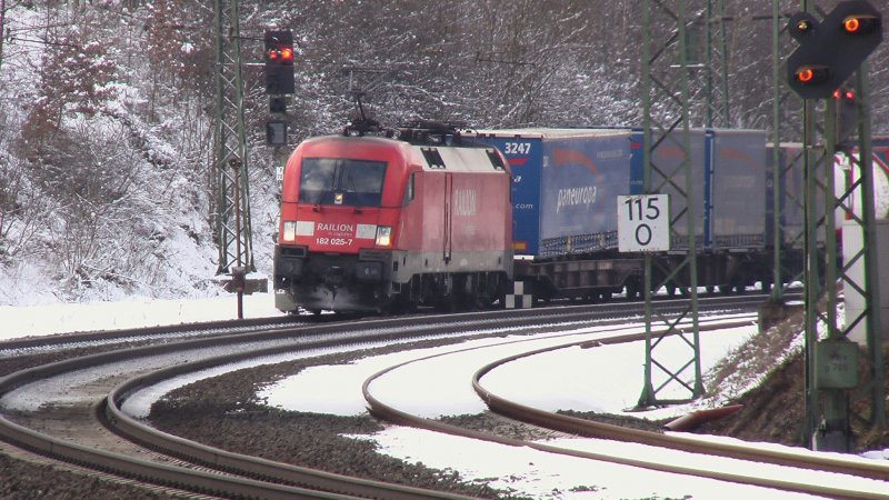 182 025-7 fhrt mit ihren Gz bei Fulda Richtung Norden am 14.02.2009
