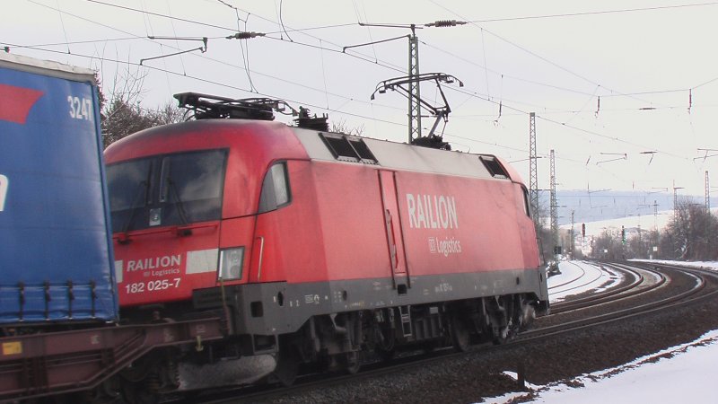182 025-7 mit einem KLV-Zug bei Fulda Richtung Norden am 14.02.2009