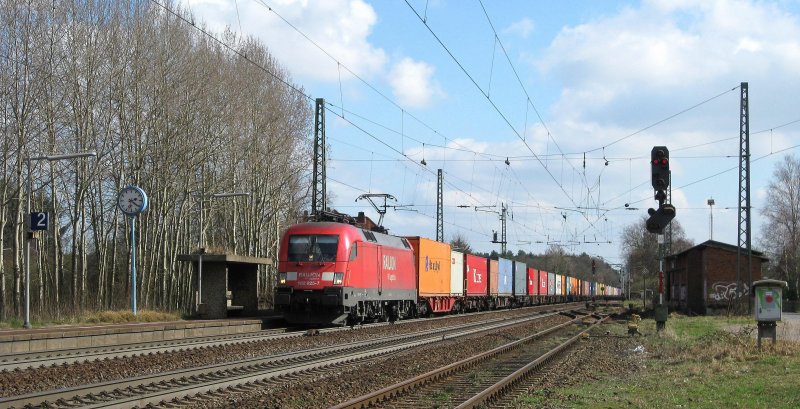 182 025-7 zieht am 1.04.09 einen Containerzug durch Radbruch nach Hamburg-Waltershof.
