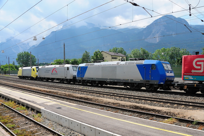 182 510, 185 539 und 185 514 durften am 20. Juni 2009 den DGS 43101 bespannen, wobei die beiden letzt genannten Loks dieses Mal am  Inn-Tal-Star  nur kalt mitliefen. Aufgenommen in Vorbeifahrt zu Brixlegg.