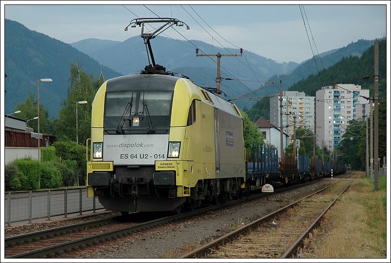 182 514 (ES 64 U2-014) der Mittelweserbahn (MWB) brachte am 27.6.2008 den Leerzug 95015 nach Donawitz. Die Aufnahme entstand kurz vor dem Stahlwerk. 