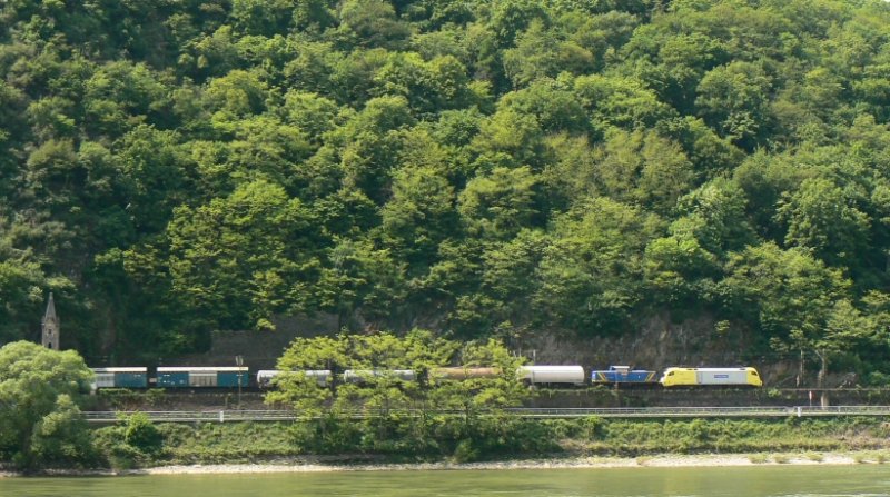 182 514 der Mittelweserbahn fhrt zusammen mit einer 212 im Schlepp gegenber der Loreley auf der linken Rheinseite rheinabwrts Richtung Koblenz (16.5.2008)