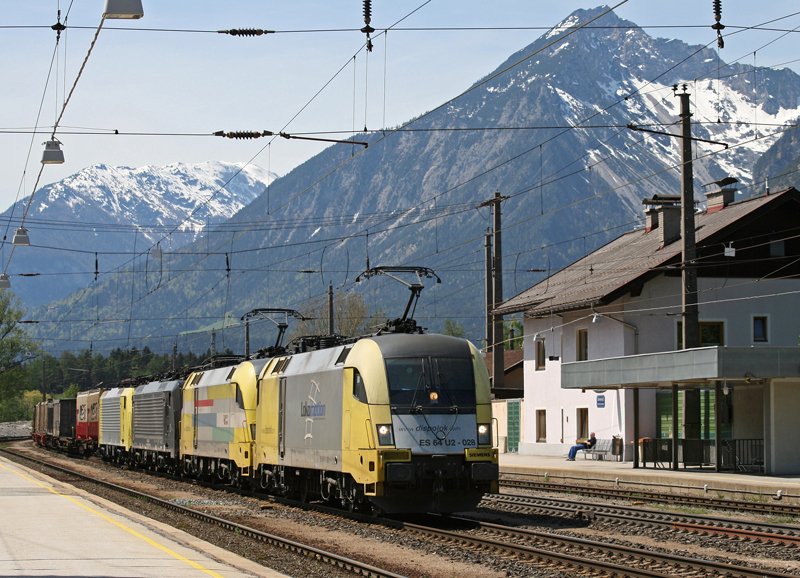 182 528 und 182 533 ziehen 189 910 und 189 912 mit KLV Zug Richtung Kufstein. Aufgenommen am 25.04.2009 in Brixlegg.
