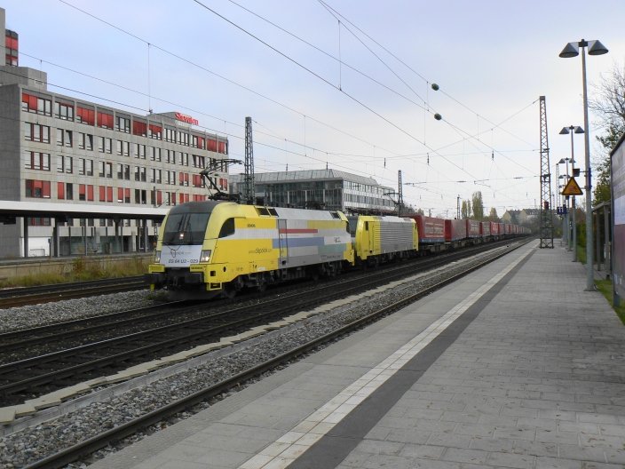 182 529 (Lokomotion) und eine unbekannte 189 von RTC durchfahren mit einem  Winner-Spedition -KLV-Zug aus Italien den sagenumwobenen Mnchner Heimeranplatz. Im nchsten Rangierbahnhof wird die fuhre an DB Railion bergeben. (November 2007)