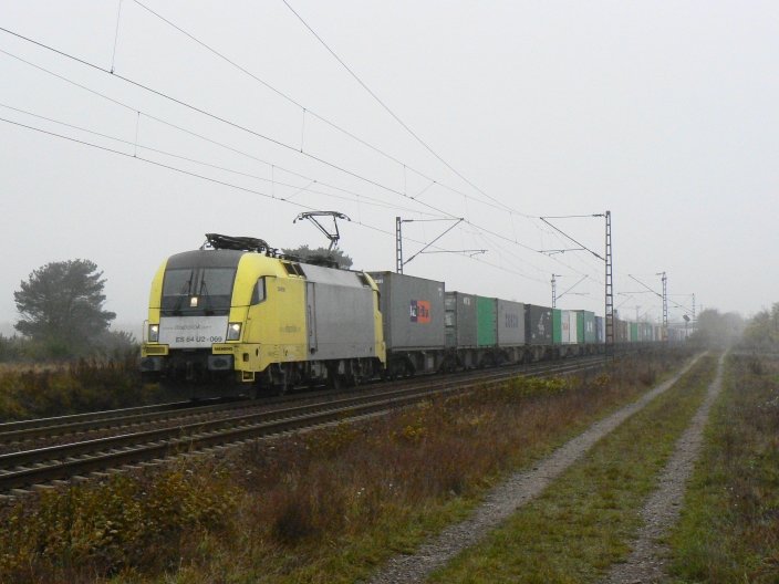 182 569 mit Containerzug bei Wiesental (KBS 700 Mannheim-Karlsruhe). Gerade ist die Lok, welche zu diesem Zeitpunkt an BoxXpress.de vermietet war (November 2007). Der Zug hatte etwas Versptung...