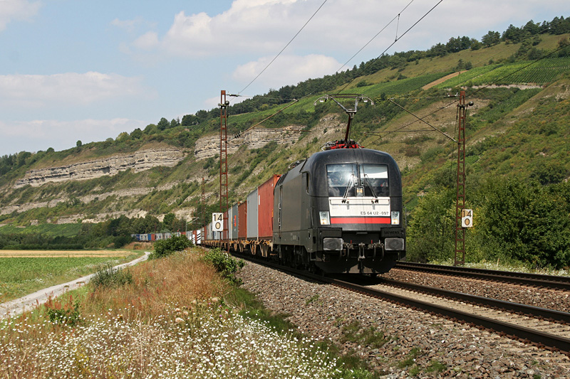 182 597 mit einem Containerzug am 05.08.2009 bei Thngersheim im Maintal. Gru an den Tf!