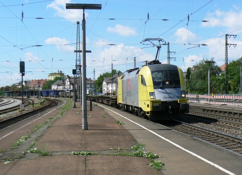 182 597 von TXL fhrt mit einem KLV Zug von Basel Richtung Mannheim. Gerade durchfhrt sie Rastatt.