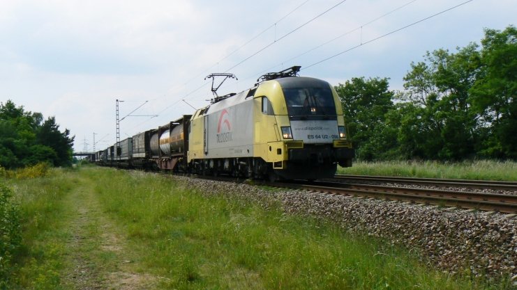 182 598 von TXL fhrt mit einem KLV-Zug bei Wiesental (KBS 700) Richtung Mannheim (21.5.2008)