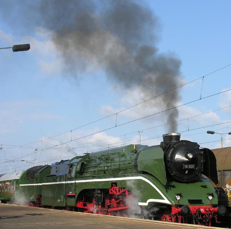18201 am 16.07.2005 in Berlin Zentralflughafen mit einem Sonderzug nach Wolgast. Die vermutlich letzte Fahrt in Deutschland der schnellsten noch betriebsfhigen Dampflokomotive der Welt.