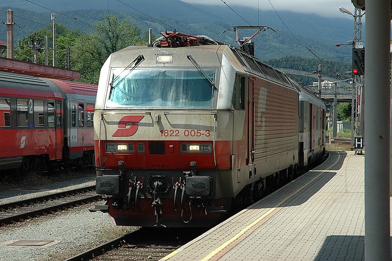 1822 005 fhrt in Villach ein. 06.07.2004