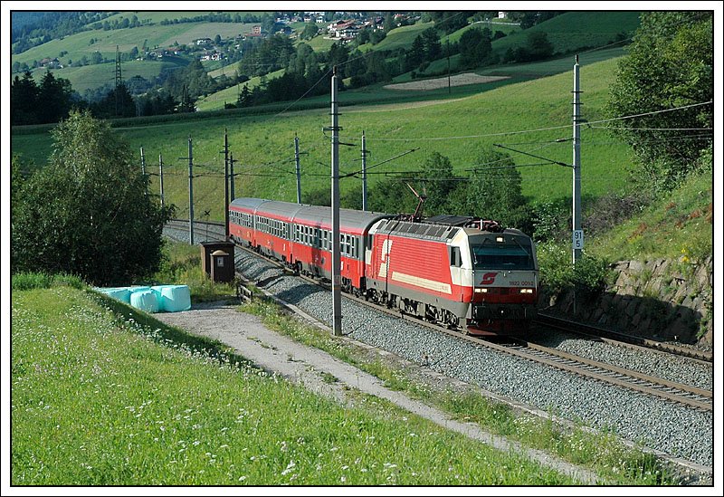 1822.001 am 26.7.2007 mit dem REX 1871 von Innsbruck Hbf nach Lienz in Osttirol, aufgenommern auf der Brenner Nordrampe kurz vor Matrei.