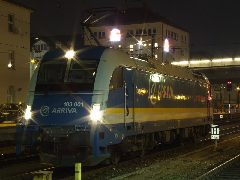 183 001 wartet in Regensburg auf seine Ausfahrt in die Abstellanlage