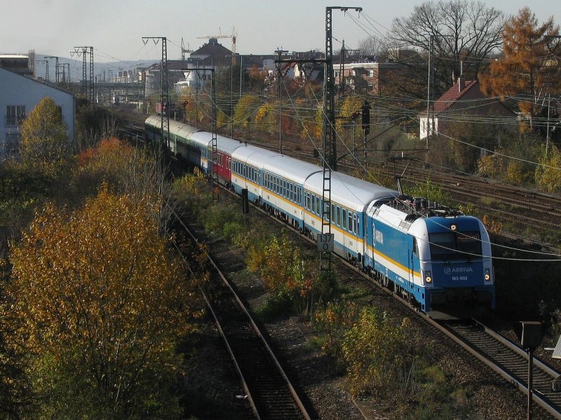 183 002 mit Alex 454 am 5.11.2008 in Regensburg. Interessant: Unter den ersten fnf Alex Wagen, die am Abend als 86012 nach Hof laufen, sind zwei Avmz, ein ABvmz, ein Bomz und eine ARmh, das heit, ein 1. Klasse Anteil von ber 50 Prozent!