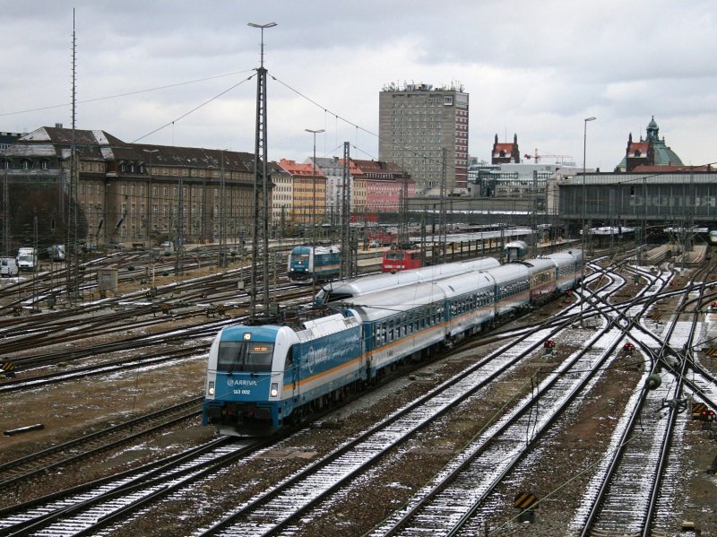 183 002 mit Alex 86010 am 22.11.2008 in Mnchen.