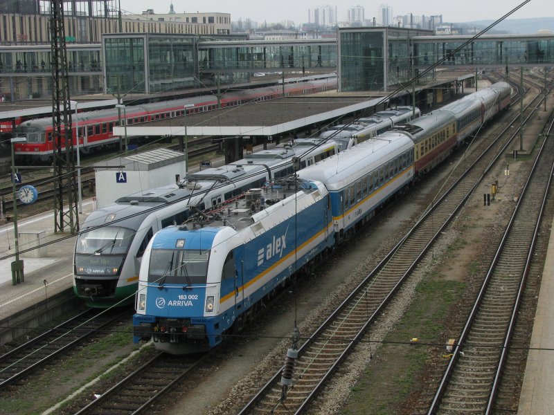 183 002 mit Alex Wagen am 1.4.2008 in Regensburg. Links daneben ist eine Vogtlandbahn zu sehen.